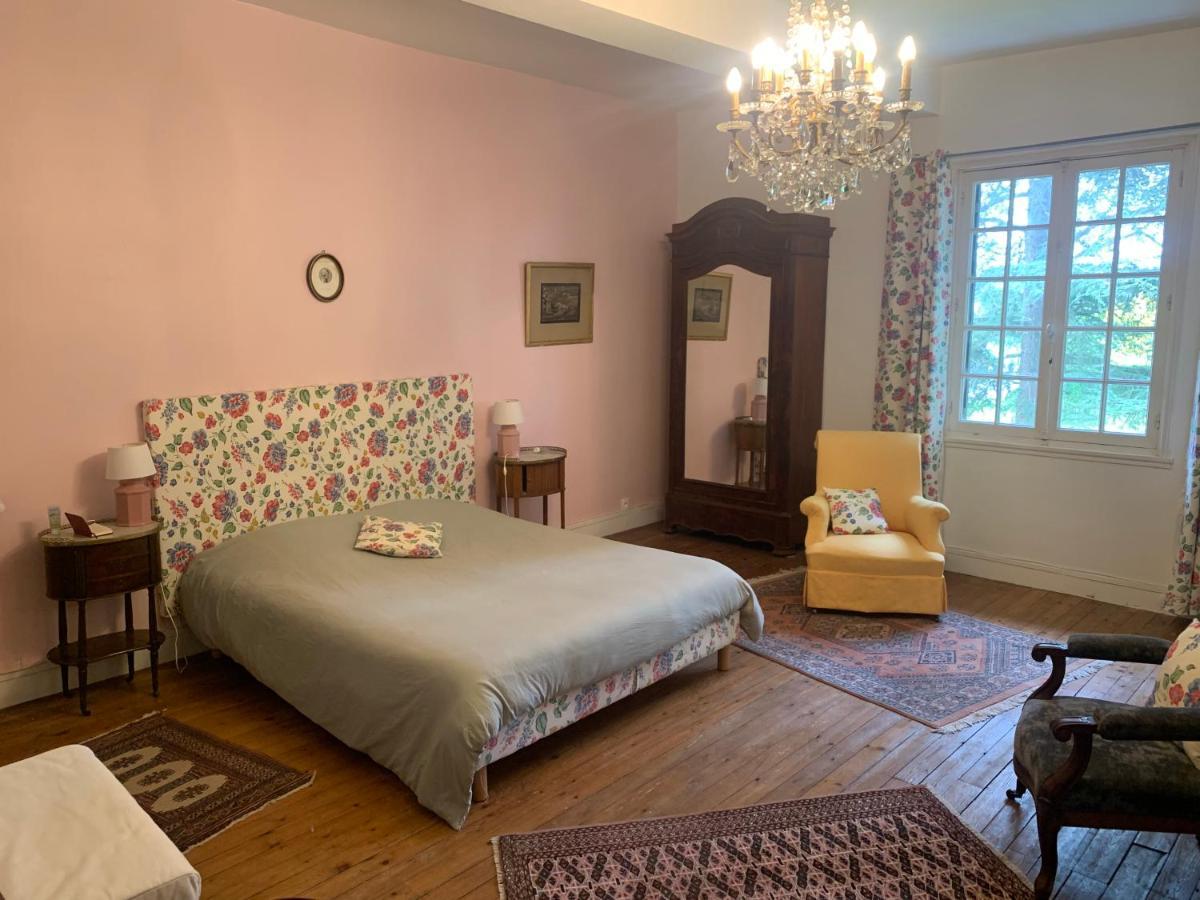 Bed and Breakfast Le Manoir Des Breholles Goustranville Exterior foto