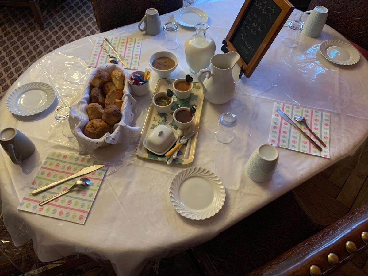 Bed and Breakfast Le Manoir Des Breholles Goustranville Exterior foto