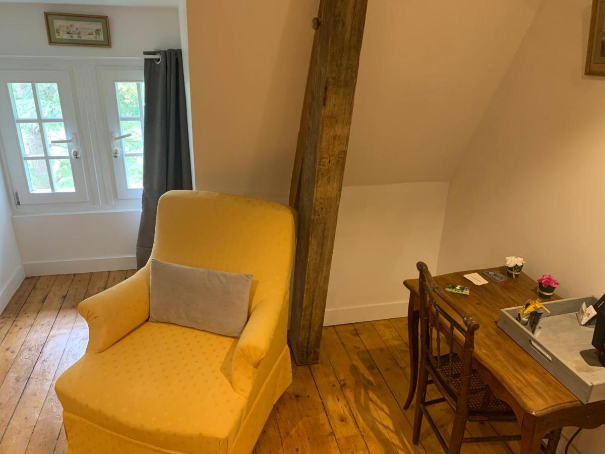 Bed and Breakfast Le Manoir Des Breholles Goustranville Exterior foto