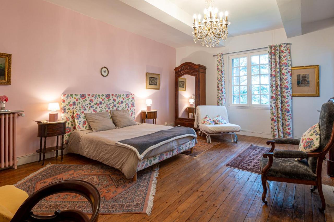 Bed and Breakfast Le Manoir Des Breholles Goustranville Exterior foto